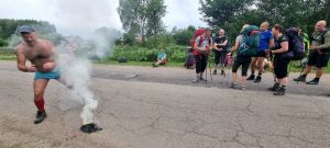 Šamanas vaiko lietų, o avinėliai svarsto, ar pavyks