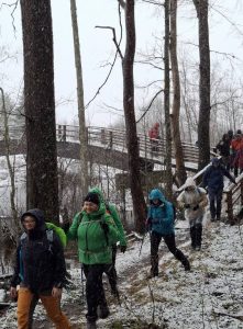 Lengvu žingsniu palei upę.