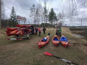 Biadarės išrikiuotos plaukimui.