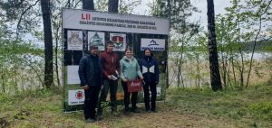 Finiše su moksleiviais.