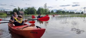 Pasiplaukiojimas po patvinusias Guntauninkų kaimo pievas.