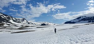 Intriguojantis pojūtis, kai girdi po sniegu almantį kalnų upeliūkštį.