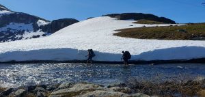 Įspūdinga bristi palei pusantro metro sniego sieną.