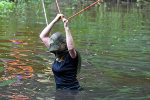 Kabančiomis virvėmis per Audenėlę.