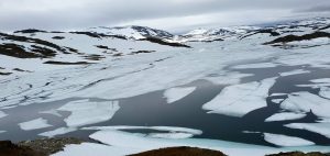 Narviko aukštikalnių ežeruose plaukioja žydros ledo lytys.