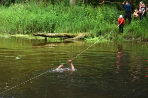Po vandeniu visu greičiu pirmyn.