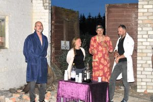 Stilingi svečiai prie Kertamkampoto stalo.