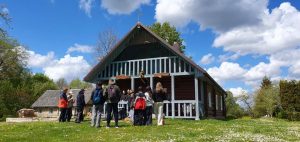 Susitikimas prie Kertam kampą keliautojų namų.