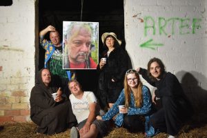 Svečiai ir modelis prie „Tėvo portreto“.