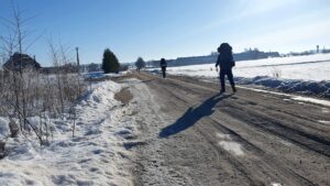 Nakties šaltukas surakino patižusį žvyrkelį.