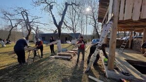 Darbų kiekvienoms rankoms yra.