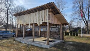 KK keliautojų pavėsinė įgauna kaimietiškumo rūbą.