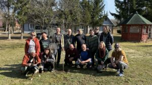 Prie Dainoros atminimo rojaus obelėlės.