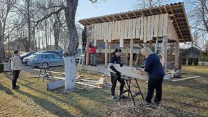 Visi turi savo vaidmenis.