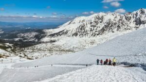 Apačioje slėnis – iš kurio pakilome. Virš 1500 m sukilimo tą dieną buvo kojytėmis.
